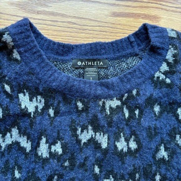 Athleta Hawthorn Textured Crew Sweater Womens Size Small Blue Leopard Print‎ - Picture 2 of 14
